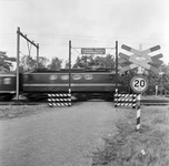 125685 Gezicht op de onbeveiligde spoorwegovergang in de Paltzerweg (voorgrond) / Berkenlaantje bij Soestduinen ...